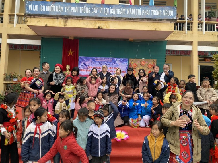 Đại sứ Azerbaijan và Đại sứ Kazakhstan tại Việt Nam tham dự lễ hội đón năm mới tại Hà Giang ảnh 7