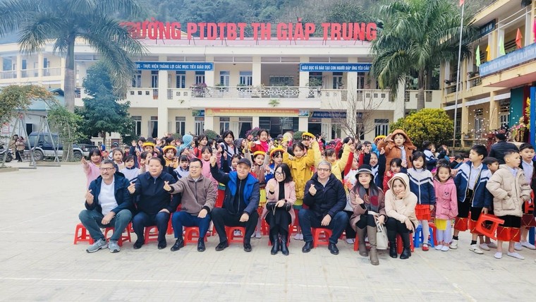 Đại sứ Azerbaijan và Đại sứ Kazakhstan tại Việt Nam tham dự lễ hội đón năm mới tại Hà Giang ảnh 2