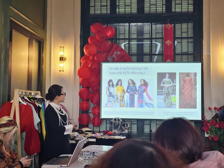 Workshop "Thiều Hoa" tiết lộ bí quyết làm mới áo dài chơi Tết ảnh 2