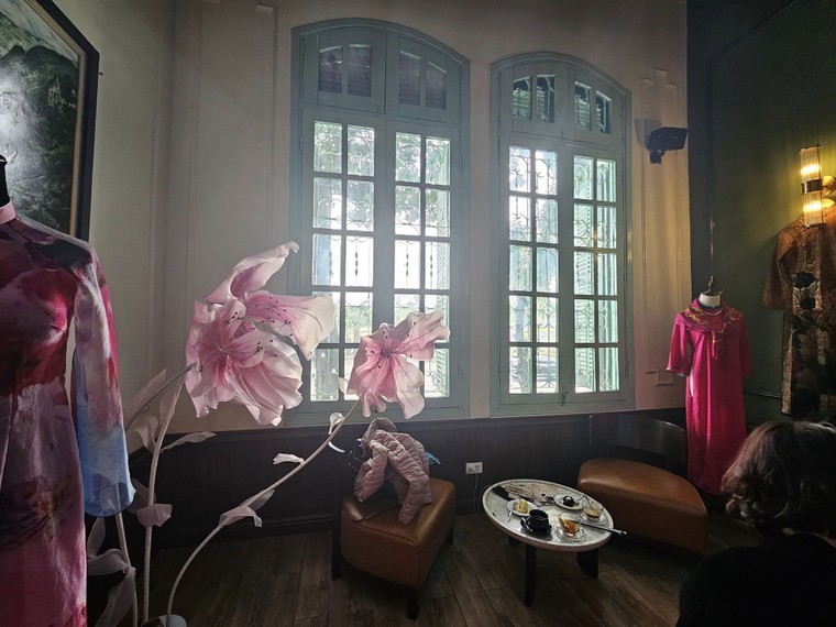 Workshop "Thiều Hoa" tiết lộ bí quyết làm mới áo dài chơi Tết ảnh 10