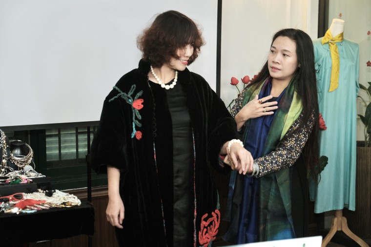 Workshop "Thiều Hoa" tiết lộ bí quyết làm mới áo dài chơi Tết ảnh 6