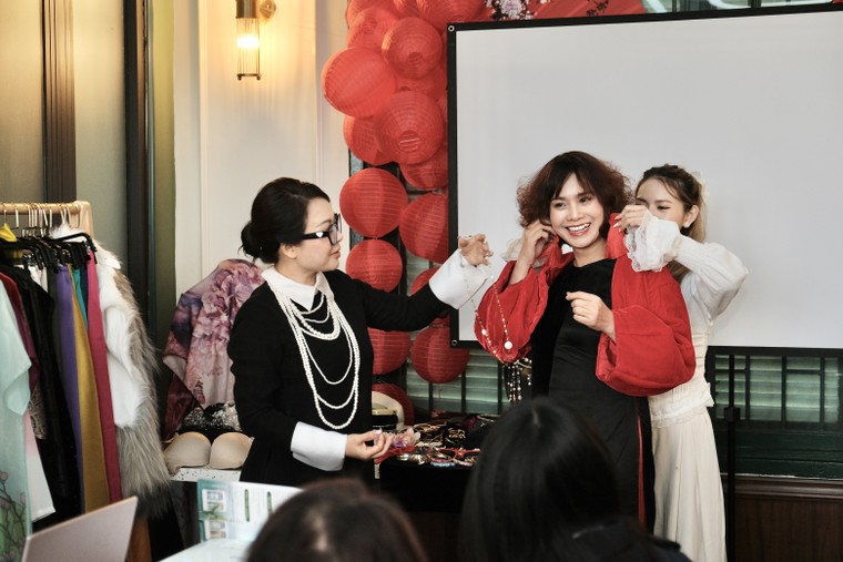 Workshop "Thiều Hoa" tiết lộ bí quyết làm mới áo dài chơi Tết ảnh 13