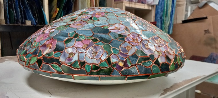 Tìm hiểu quy trình cho ra đời những chao đèn kính màu cùng nghệ nhân John Poncho ảnh 9