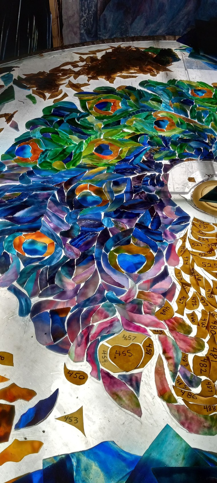 Tìm hiểu quy trình cho ra đời những chao đèn kính màu cùng nghệ nhân John Poncho ảnh 8