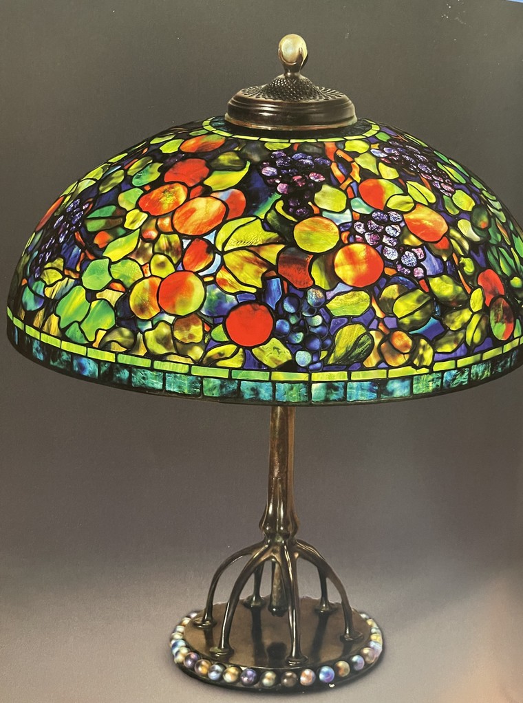 Họa tiết trái cây: Biểu tượng của sự sung túc trên đèn kính màu Tiffany ảnh 1