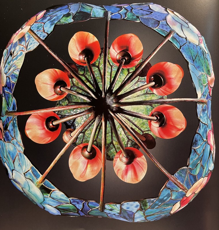 Đèn kính màu hoa sen: Tuyệt tác nghệ thuật của Tiffany Studios ảnh 3