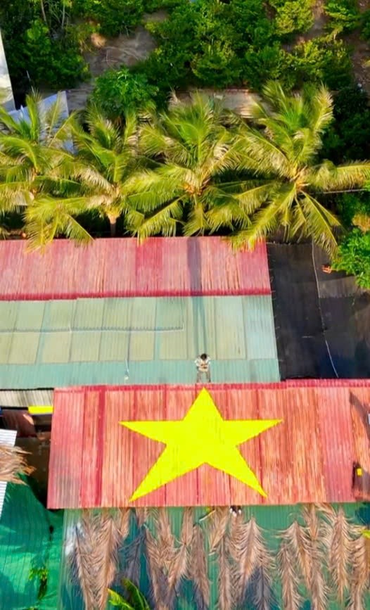 Xu hướng sơn mái nhà cờ đỏ sao vàng nở rộ đón chào Quốc khánh ảnh 5