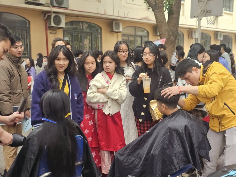 Lan tỏa yêu thương qua “Sự sáng tạo không lời” tại Ngày hội Ấm áp mùa Xuân Nguyễn Siêu ảnh 5