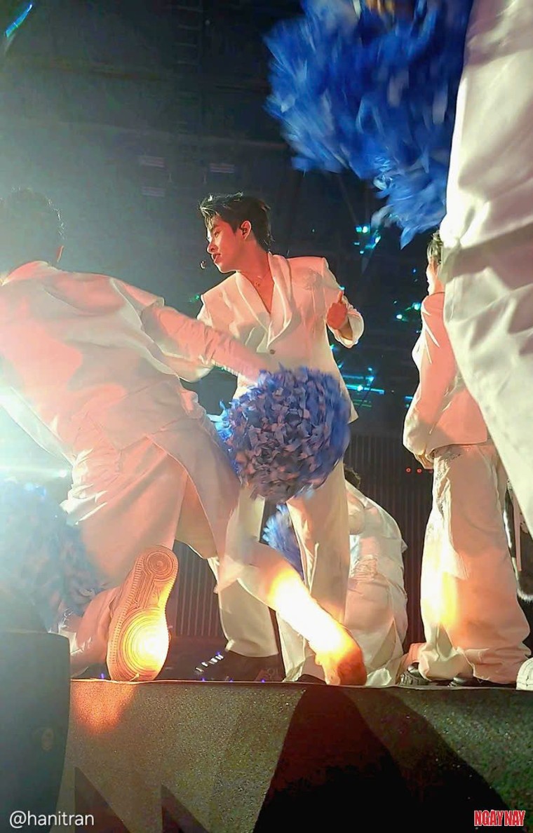 Phóng sự ảnh "Sóng 2025” – Sân khấu rực rỡ chuẩn bị cho đêm Giao thừa Tết Nguyên Đán ảnh 7