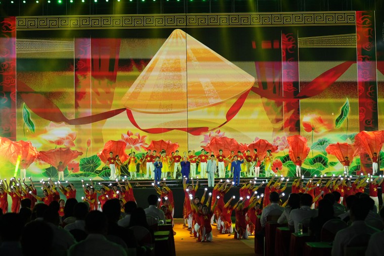 Dàn Anh Trai “Say Hi” tự hào hát "Khát vọng là người Việt" tại Chương trình Nghệ thuật đặc biệt “Mùa Xuân Thống Nhất” ảnh 2