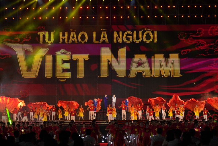 Dàn Anh Trai “Say Hi” tự hào hát "Khát vọng là người Việt" tại Chương trình Nghệ thuật đặc biệt “Mùa Xuân Thống Nhất” ảnh 4