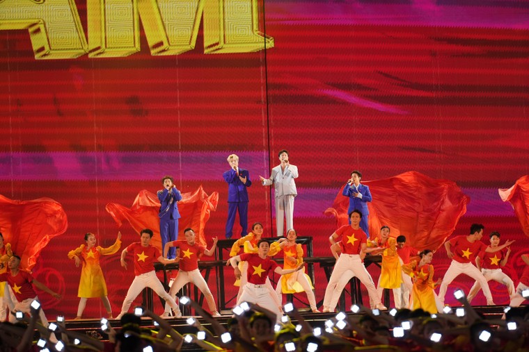 Dàn Anh Trai “Say Hi” tự hào hát "Khát vọng là người Việt" tại Chương trình Nghệ thuật đặc biệt “Mùa Xuân Thống Nhất” ảnh 3