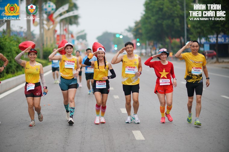 Pacer Lê Thị Như Quỳnh và kỷ niệm ý nghĩa tại giải chạy “Hành trình theo chân Bác – Vì an ninh Tổ quốc” ảnh 2