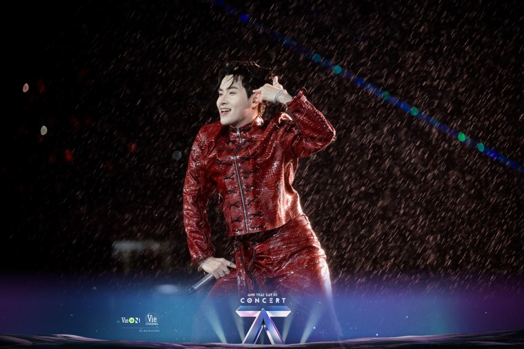 Hàng chục ngàn khán giả cùng hát với các Anh Trai “Say Hi” mùa 1 dưới cơn mưa trong concert cuối cùng tại Việt Nam ảnh 6