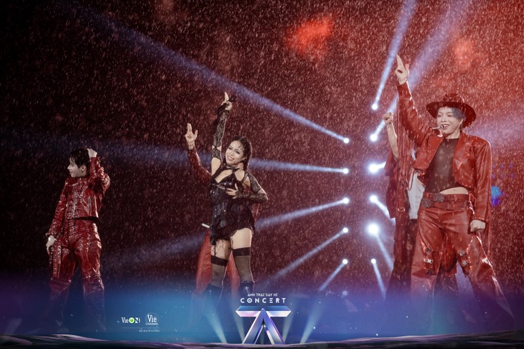 Hàng chục ngàn khán giả cùng hát với các Anh Trai “Say Hi” mùa 1 dưới cơn mưa trong concert cuối cùng tại Việt Nam ảnh 5