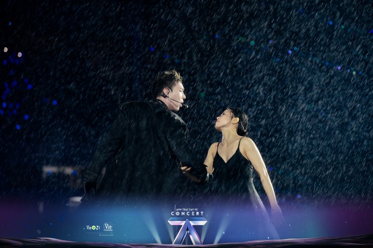 Hàng chục ngàn khán giả cùng hát với các Anh Trai “Say Hi” mùa 1 dưới cơn mưa trong concert cuối cùng tại Việt Nam ảnh 2