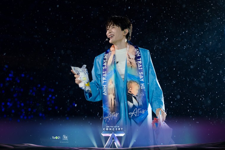 Hàng chục ngàn khán giả cùng hát với các Anh Trai “Say Hi” mùa 1 dưới cơn mưa trong concert cuối cùng tại Việt Nam ảnh 8