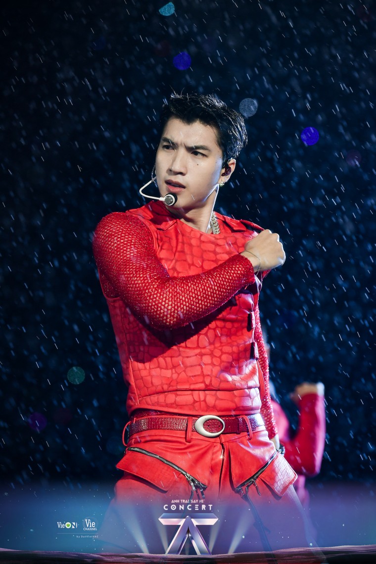 Hàng chục ngàn khán giả cùng hát với các Anh Trai “Say Hi” mùa 1 dưới cơn mưa trong concert cuối cùng tại Việt Nam ảnh 11