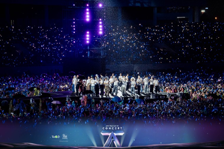 Hàng chục ngàn khán giả cùng hát với các Anh Trai “Say Hi” mùa 1 dưới cơn mưa trong concert cuối cùng tại Việt Nam ảnh 12