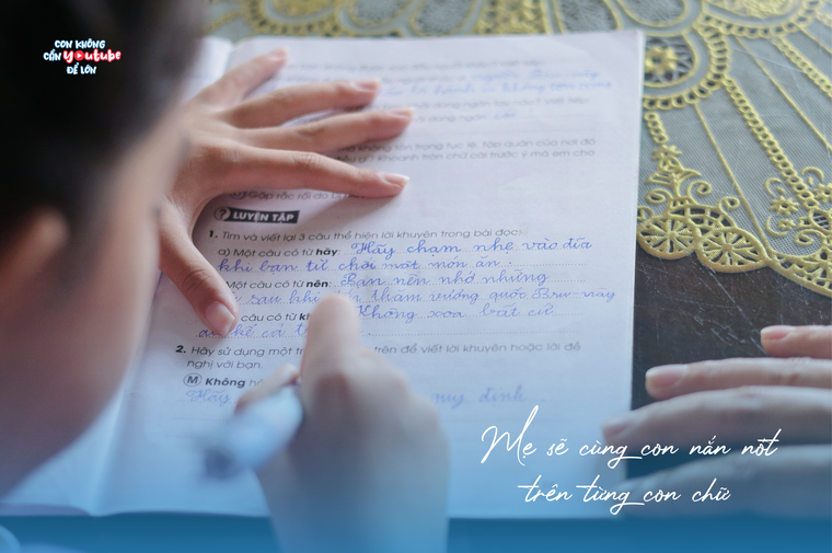 Bộ ảnh "Trang sách mẹ dệt tuổi thơ" cùng hành trình gieo mầm tình yêu đọc sách cho trẻ của sinh viên Báo chí ảnh 2