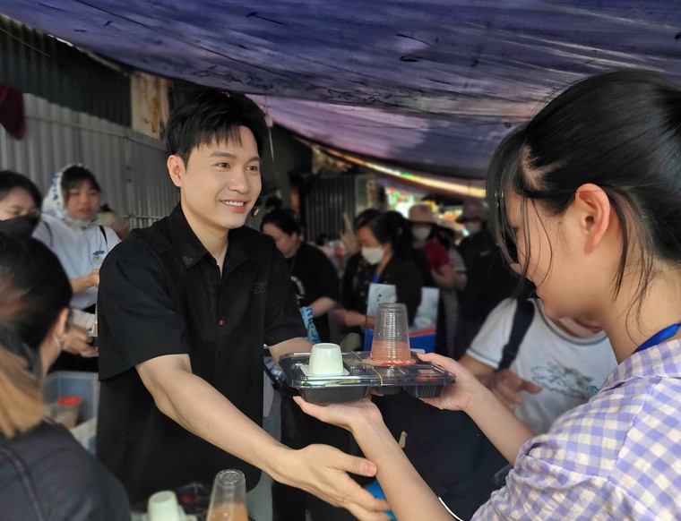 Ca sĩ Phạm Anh Duy và FC Oil lan tỏa yêu thương qua dự án “Nụ cười ở lại” ảnh 10