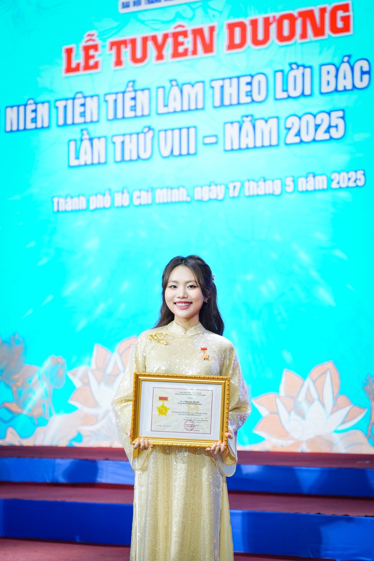 Phương Mỹ Chi nhận huy hiệu Thanh niên tiên tiến, ghi nhận hành trình mang văn hóa truyền thống đến công chúng ảnh 1