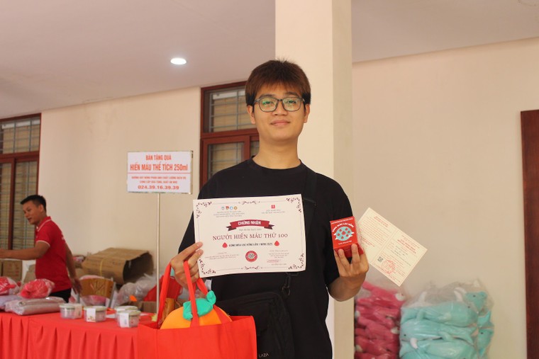 Ngày hội hiến máu Đại học Kinh tế Quốc dân 2025: "Dòng Máu Lạc Hồng" lan tỏa tinh thần nhân ái ảnh 7