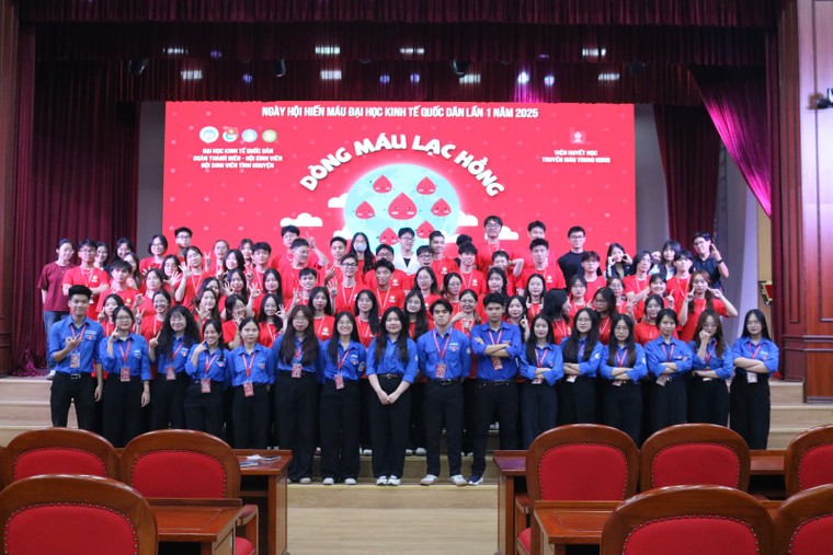 Ngày hội hiến máu Đại học Kinh tế Quốc dân 2025: "Dòng Máu Lạc Hồng" lan tỏa tinh thần nhân ái ảnh 2
