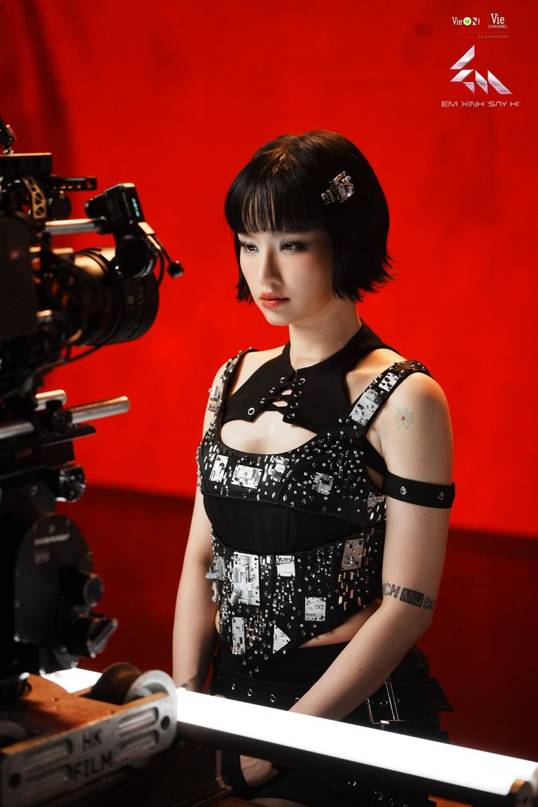 Khám phá MV "THE REAL AURA": Sức hút thị giác mới - Dàn Anh Trai tiếp sức thí sinh "Say Hi" mùa mới ảnh 6