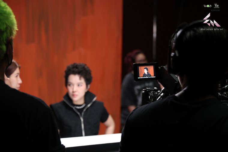 Khám phá MV "THE REAL AURA": Sức hút thị giác mới - Dàn Anh Trai tiếp sức thí sinh "Say Hi" mùa mới ảnh 7