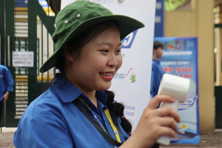 Áo xanh tình nguyện - điểm tựa cho sĩ tử những ngày vượt vũ môn ảnh 13