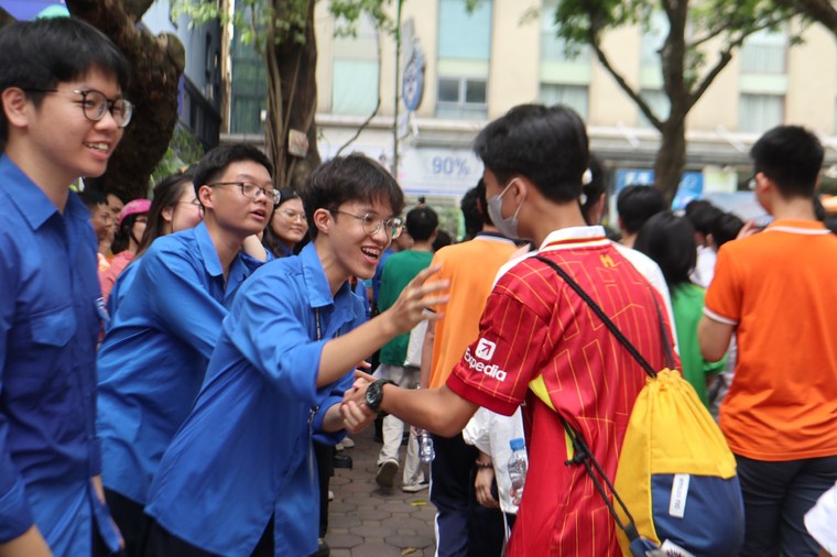 Áo xanh tình nguyện - điểm tựa cho sĩ tử những ngày vượt vũ môn ảnh 14