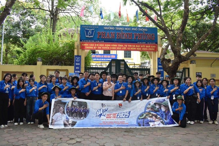 Áo xanh tình nguyện - điểm tựa cho sĩ tử những ngày vượt vũ môn ảnh 1