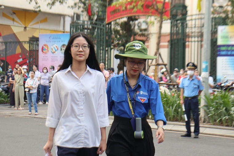 Áo xanh tình nguyện - điểm tựa cho sĩ tử những ngày vượt vũ môn ảnh 2