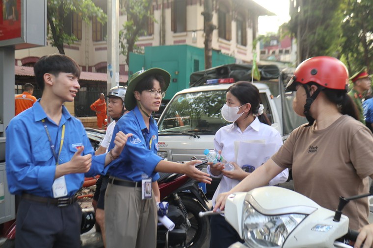 Áo xanh tình nguyện - điểm tựa cho sĩ tử những ngày vượt vũ môn ảnh 3
