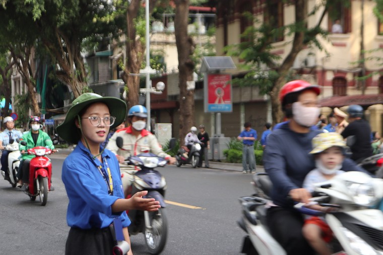 Áo xanh tình nguyện - điểm tựa cho sĩ tử những ngày vượt vũ môn ảnh 4