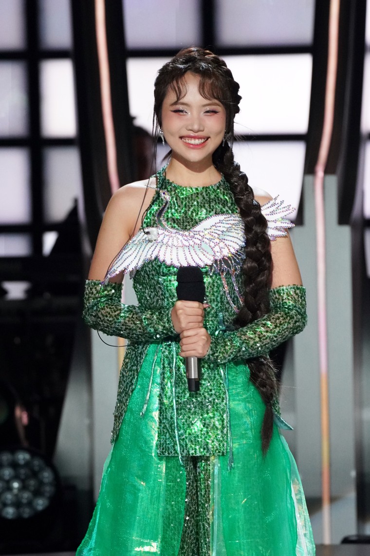 Em Xinh Phương Mỹ Chi tỏa sáng với ca khúc “Buôn Trăng” và “Rock Hạt Gạo”, giành chiến thắng thuyết phục tại Sing! Asia ảnh 5