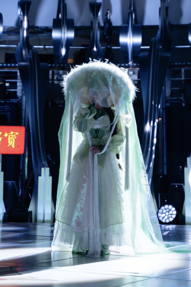 Em Xinh Phương Mỹ Chi tỏa sáng với ca khúc “Buôn Trăng” và “Rock Hạt Gạo”, giành chiến thắng thuyết phục tại Sing! Asia ảnh 3