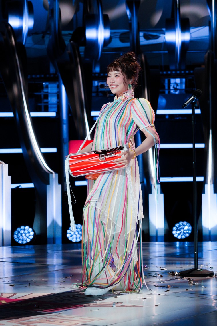 Em Xinh Phương Mỹ Chi và DTAP đem trống cơm, điệu lý miền Bắc, dân ca quan họ Bắc Ninh lên sân khấu quốc tế ảnh 2