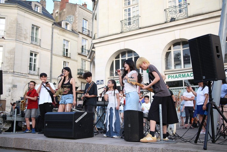 Ban nhạc học sinh Việt Nam biểu diễn tại Lễ hội Âm nhạc đường phố Fête de la Musique nước Pháp ảnh 3
