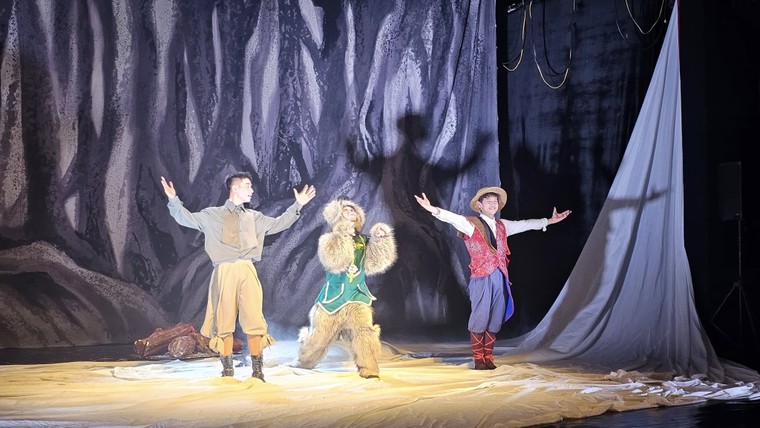 Buổi diễn cuối cùng của nhạc kịch "Không gia đình" lay động trái tim khán giả tại Nhà hát Tuổi trẻ ảnh 11