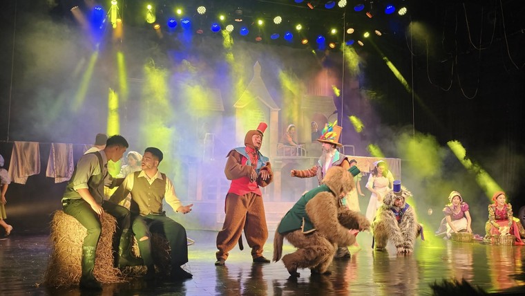 Buổi diễn cuối cùng của nhạc kịch "Không gia đình" lay động trái tim khán giả tại Nhà hát Tuổi trẻ ảnh 5