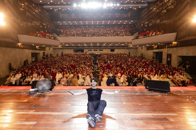 Geminight lung linh: Hùng Huỳnh tái hợp người hâm mộ tại Hà Nội ảnh 1