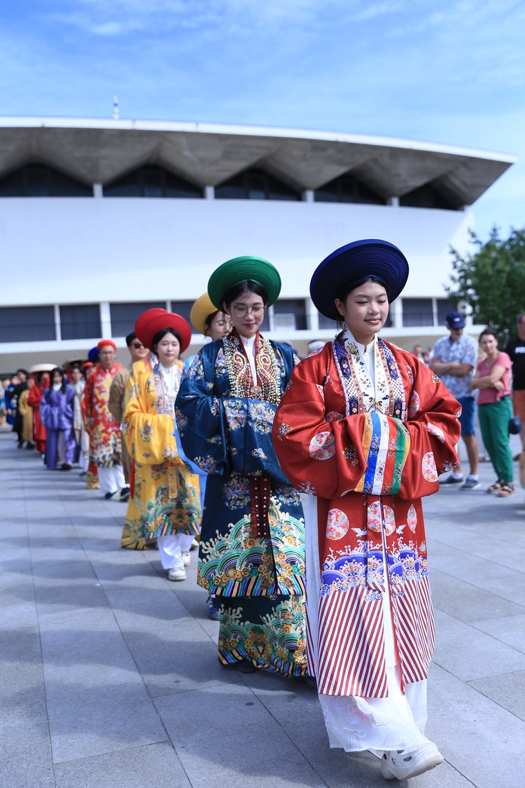 Diễu hành Việt phục quy mô lớn tại thành phố Lorient, tỉnh Morbihan, Pháp ảnh 1