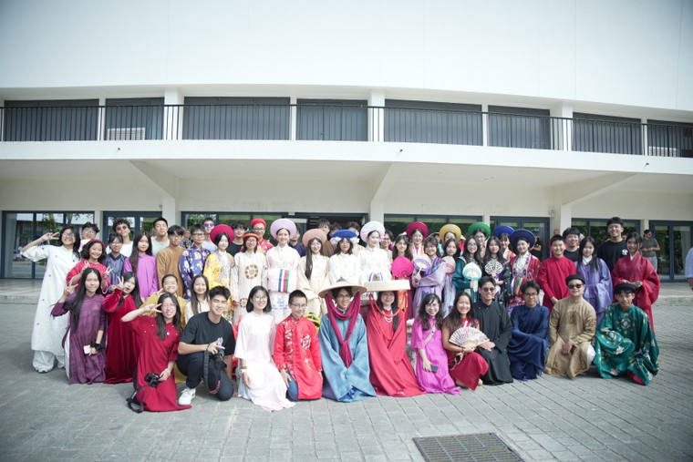 Diễu hành Việt phục quy mô lớn tại thành phố Lorient, tỉnh Morbihan, Pháp ảnh 2