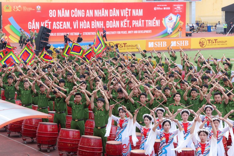 Đồng diễn trống hội hùng tráng tại Lễ khai mạc Giải bóng đá Công an, Cảnh sát các nước ASEAN mở rộng 2025 ảnh 5