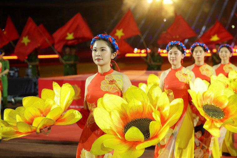 Đồng diễn trống hội hùng tráng tại Lễ khai mạc Giải bóng đá Công an, Cảnh sát các nước ASEAN mở rộng 2025 ảnh 7