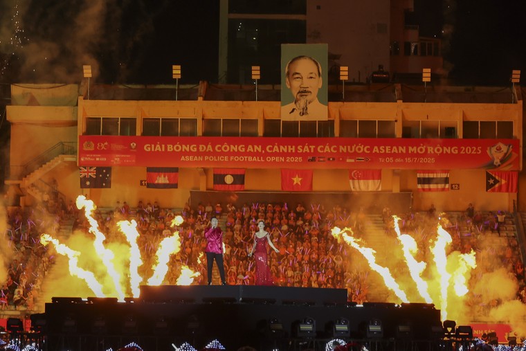Đồng diễn trống hội hùng tráng tại Lễ khai mạc Giải bóng đá Công an, Cảnh sát các nước ASEAN mở rộng 2025 ảnh 3