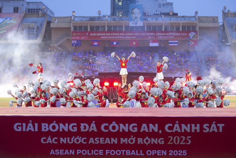 Đồng diễn trống hội hùng tráng tại Lễ khai mạc Giải bóng đá Công an, Cảnh sát các nước ASEAN mở rộng 2025 ảnh 14