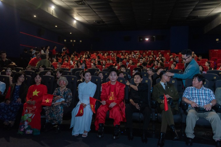 Ra mắt MV "Viết tiếp câu chuyện hòa bình" của Nguyễn Văn Chung và Tùng Dương ảnh 4